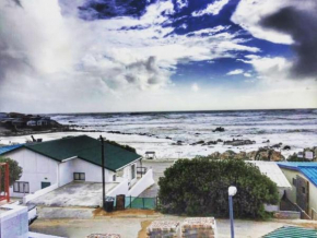 Apt on Beach front, Modern 2BR Solar, 50m to beach